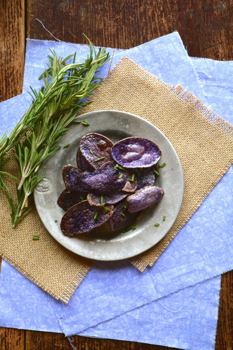 Lila Kartoffelchips mit Knoblauch Rosmarin
