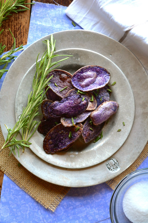 Lila Kartoffelchips mit Knoblauch Rosmarin